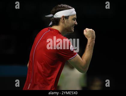 Malaga, Spagna. 21 novembre 2024. Taylor Fritz degli Stati Uniti, celebra la vittoria contro Alex de Minaur, dell'Australia, ai quarti di finale di Coppa Davis 2024, al Palacio de Deportes Jose Maria Martin Carpena Arena di Malaga. Crediti: Isabel Infantes/Alamy Live News Foto Stock