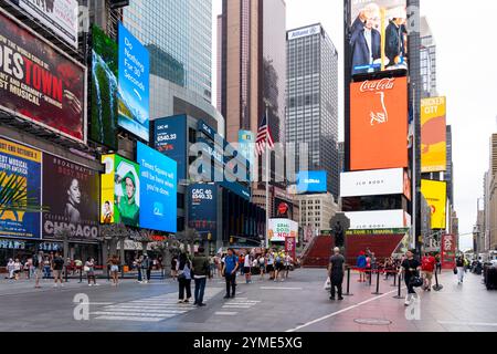 Persone che visitano Times Square a New York City, USA. Foto Stock