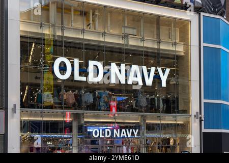 New York City, USA - 17 agosto 2022: Negozio di abbigliamento Old Navy a Times Square a New York City Foto Stock