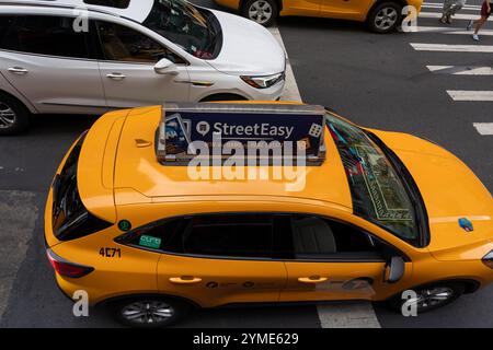 Guardando in basso un taxi sulla strada di New York City, Stati Uniti. Foto Stock