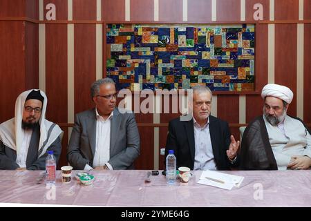 Zahedan, Sistan e Baluchestan, Iran. 21 novembre 2024. Il presidente iraniano, MASOUD PEZESHKIAN (2R), partecipa a un incontro con i chierici sciiti e sunniti e i capi delle tribù del Sistan e del Baluchestan. (Immagine di credito: © Presidenza iraniana tramite ZUMA Press Wire) SOLO USO EDITORIALE! Non per USO commerciale! Foto Stock