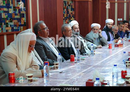 Zahedan, Sistan e Baluchestan, Iran. 21 novembre 2024. Il presidente iraniano, MASOUD PEZESHKIAN (C), partecipa a un incontro con i chierici sciiti e sunniti e i capi delle tribù del Sistan e del Baluchestan. (Immagine di credito: © Presidenza iraniana tramite ZUMA Press Wire) SOLO USO EDITORIALE! Non per USO commerciale! Foto Stock