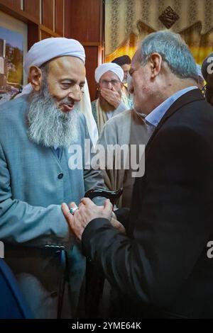 Zahedan, Sistan e Baluchestan, Iran. 21 novembre 2024. Il presidente iraniano, MASOUD PEZESHKIAN (R), partecipa a un incontro con i chierici sciiti e sunniti e i capi delle tribù del Sistan e del Baluchestan. (Immagine di credito: © Presidenza iraniana tramite ZUMA Press Wire) SOLO USO EDITORIALE! Non per USO commerciale! Foto Stock