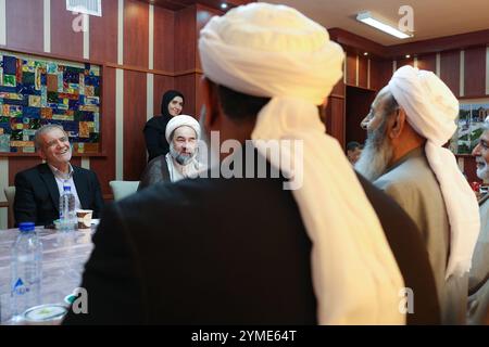 Zahedan, Sistan e Baluchestan, Iran. 21 novembre 2024. Il presidente iraniano, MASOUD PEZESHKIAN (L), partecipa a un incontro con i chierici sciiti e sunniti e i capi delle tribù del Sistan e del Baluchestan. (Immagine di credito: © Presidenza iraniana tramite ZUMA Press Wire) SOLO USO EDITORIALE! Non per USO commerciale! Foto Stock