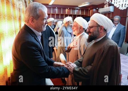 Zahedan, Sistan e Baluchestan, Iran. 21 novembre 2024. Il presidente iraniano, MASOUD PEZESHKIAN (L), partecipa a un incontro con i chierici sciiti e sunniti e i capi delle tribù del Sistan e del Baluchestan. (Immagine di credito: © Presidenza iraniana tramite ZUMA Press Wire) SOLO USO EDITORIALE! Non per USO commerciale! Foto Stock