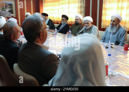 Zahedan, Sistan e Baluchestan, Iran. 21 novembre 2024. Il presidente iraniano, MASOUD PEZESHKIAN (L), partecipa a un incontro con i chierici sciiti e sunniti e i capi delle tribù del Sistan e del Baluchestan. (Immagine di credito: © Presidenza iraniana tramite ZUMA Press Wire) SOLO USO EDITORIALE! Non per USO commerciale! Foto Stock