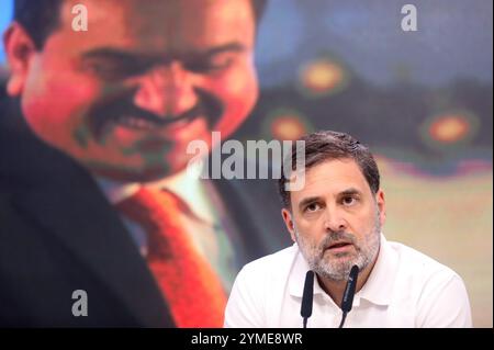 Nuova Delhi, India. 21 novembre 2024. Leader del Partito del Congresso indiano e leader dell'opposizione di Lok Sabha, Rahul Gandhi si rivolge a una conferenza stampa sull'industriale indiano Gautam Adani presso la sede dell'AICC. Rahul Gandhi ha chiesto l'arresto dell'uomo d'affari Gautam Adani a seguito della sua accusa negli Stati Uniti per corruzione e frode. Credito: SOPA Images Limited/Alamy Live News Foto Stock