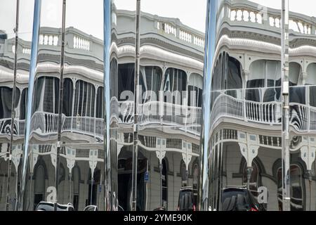 Il vecchio White Hart Hotel si riflette nella superficie dello specchio del moderno Len Lye Centre a New Plymouth, Taranaki, Isola del Nord, nuova Zelanda Foto Stock