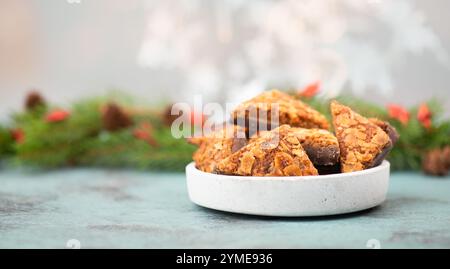 Triangoli a nocciola, dolci tradizionali tedeschi chiamati Nussecke, ricoperti di cioccolato, torta di natale Foto Stock