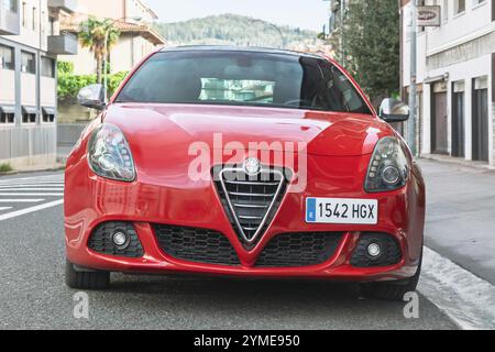 Urnieta, Spagna - 5 ottobre 2024: 2010 Alfa Romeo Giulietta QV (fronte), Quadrifoglio, Type 940 sulle strade cittadine Foto Stock