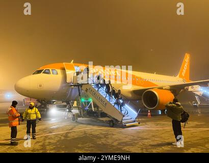 Budapest, Ungheria. 17 novembre 2024. I passeggeri sbarcano da un aereo easyJet all'aeroporto Liszt Ferenc di Budapest. Credito: Christian Charisius/dpa/Alamy Live News Foto Stock