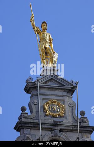 Storica casa delle corporazioni con figura dorata sul timpano, Grote Markt, centro storico, Anversa, Fiandre, Belgio, Europa Foto Stock