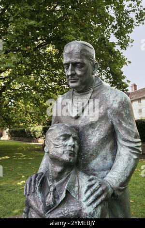 EAST GRINSTEAD, WEST SUSSEX, REGNO UNITO, 16 AGOSTO. Primo piano del McIndoe Memorial a East Grinstead, West Sussex il 16 agosto 2024 Foto Stock