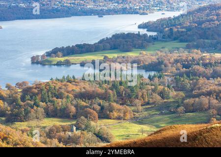 Si affaccia sul lago Windermere da Loughrigg Fell, Lake District, Cumbria Foto Stock