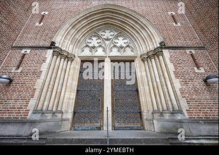 Portale d'ingresso della chiesa parrocchiale neogotica Bregenz-Herz Jesu, consacrata nel 1906, Bregenz, Baden-Wuerttemberg, Germania, Europa Foto Stock