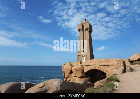 Un faro sorge su un ponte sulla costa rocciosa, Phare de Men Ruz, Ploumanaca'h, Ploumanach, Pointe de Squewel, Perros-Guirec, costa di granito rosa Foto Stock