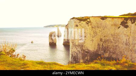 Il vecchio Harry Rocks. Scogliere di gesso nel Dorset, Inghilterra meridionale, Regno Unito. Sito patrimonio dell'umanità dell'UNESCO. Luce foschia dorata al tramonto. Foto Stock