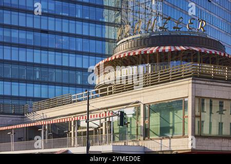 Il centro commerciale Kranzler Eck si affaccia sulla facciata in vetro riflettente di una torre di uffici a Berlino, capitale, città indipendente, stato federale di Berli Foto Stock