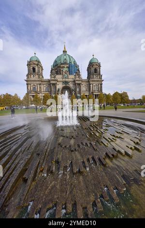 Fontana nel Lustgarten di fronte alla Cattedrale di Berlino, Berlino, capitale, città indipendente, stato federale di Berlino, Germania, Europa Foto Stock