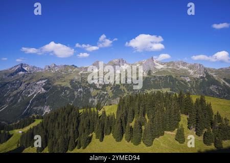 Catena montuosa con i tre Schafalpenkoepfe, Fiderescharte, 2214 m, e Rossgundkopf, 2139 m, Allgaeu Alps, Allgaeu, Baviera, Germania, Europa Foto Stock