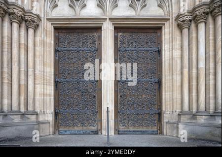 Portale d'ingresso della chiesa parrocchiale neogotica Bregenz-Herz Jesu, consacrata nel 1906, Bregenz, Baden-Wuerttemberg, Germania, Europa Foto Stock