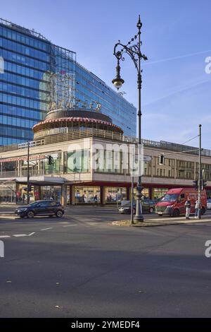 Il centro commerciale Kranzler Eck e la storica lanterna all'incrocio tra Kurfuerstendamm e Joachimsthaler Strasse a Berlino, capitale, independe Foto Stock