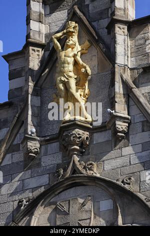 Storica casa delle corporazioni con una figura dorata sulla facciata, Grote Markt, centro storico della città, Anversa, Fiandre, Belgio, Europa Foto Stock