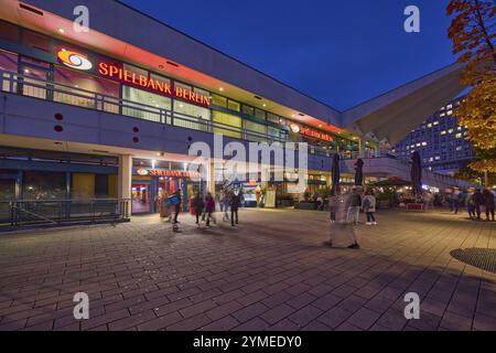 Casinò di Berlino e passanti in movimento sfocano al tramonto, Panoramastrasse, Berlino, capitale, città indipendente, stato federale Berlino, Germania, Europa Foto Stock