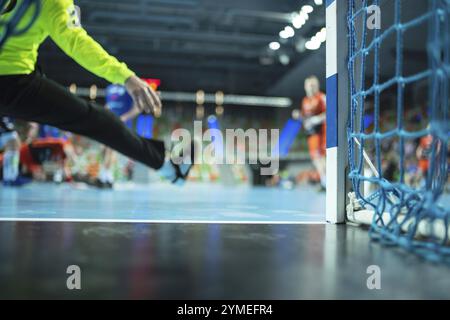 Dettaglio della pallamano obiettivo post con net e pallamano match in background. Foto Stock