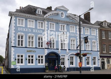 KINGS LYNN, NORFOLK, REGNO UNITO, 9 LUGLIO. Vista del Dukes Head Hotel a Kings Lynn, Norfolk, Regno Unito il 9 luglio 2024. Tre persone non identificate Foto Stock