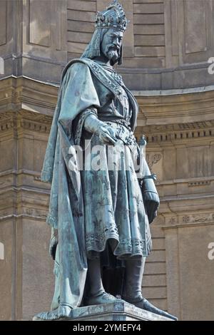 Monumento a Carlo IV di fronte al Ponte Carlo a Praga in formato ritratto Foto Stock