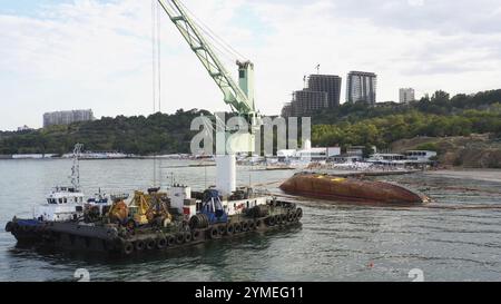 Salvataggio della nave petroliera distrutta a Odessa. Una vecchia nave arrugginita giace sul fianco. Costa del Mar Nero Foto Stock