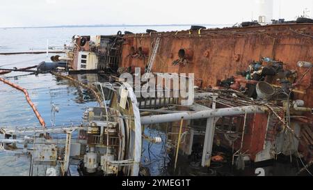 Chiudere la nave petroliera affondata a Odessa dopo il relitto. Petroliera rovesciata sul bordo dell'acqua poco profonda Foto Stock