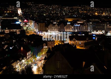 Paesaggi della città di Bergen di notte, Norvegia. Tutte le stagioni. Foto Stock