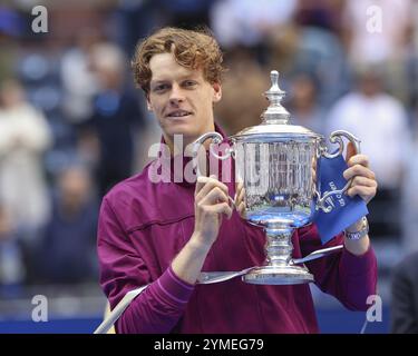 Il tennista italiano Jannik Sinner detiene il trofeo durante la presentazione agli US Open 2024 Championships, Billie Jean King Tennis Center, Que Foto Stock