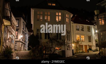 Paesaggi della città di Bergen di notte, Norvegia. Tutte le stagioni. Foto Stock