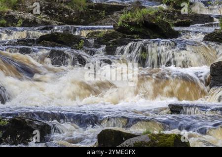 Vista delle cascate di Dochart a Killin, Scozia, in un giorno di primavera Foto Stock