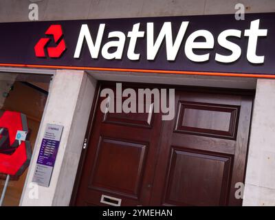 Logo NatWest all'esterno di una filiale della banca britannica. Foto Stock