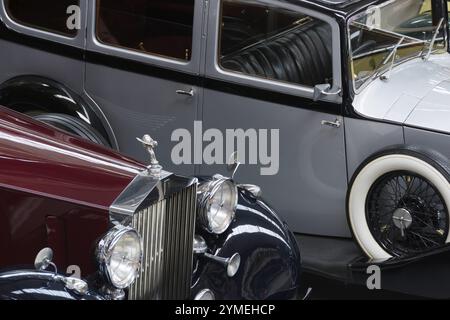Immagine simbolica sul tema del valore di un'auto d'epoca, della collezione di auto d'epoca, dell'auto d'epoca come investimento, ecc. Foto Stock