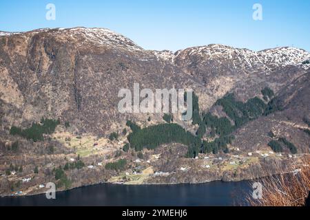 Paesaggi dei fiordi durante l'escursione al punto panoramico di Hananipa, Norvegia. Tempo di primavera. Foto Stock