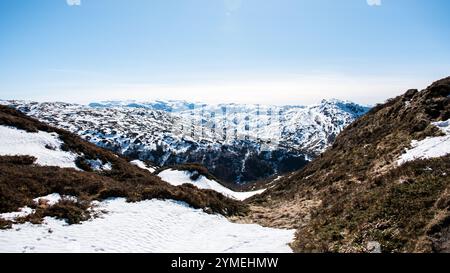 Paesaggi dei fiordi durante l'escursione al punto panoramico di Hananipa, Norvegia. Tempo di primavera. Foto Stock