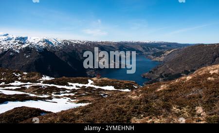 Paesaggi dei fiordi durante l'escursione al punto panoramico di Hananipa, Norvegia. Tempo di primavera. Foto Stock