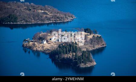 Paesaggi dei fiordi durante l'escursione al punto panoramico di Hananipa, Norvegia. Tempo di primavera. Foto Stock