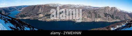 Paesaggi dei fiordi durante l'escursione al punto panoramico di Hananipa, Norvegia. Tempo di primavera. Foto Stock