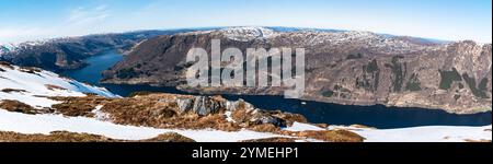 Paesaggi dei fiordi durante l'escursione al punto panoramico di Hananipa, Norvegia. Tempo di primavera. Foto Stock