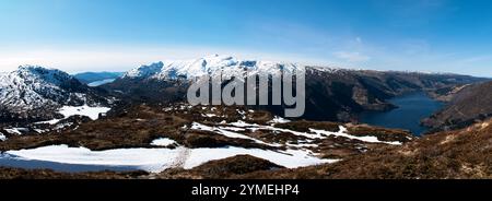 Paesaggi dei fiordi durante l'escursione al punto panoramico di Hananipa, Norvegia. Tempo di primavera. Foto Stock