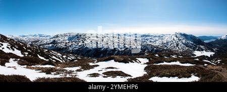 Paesaggi dei fiordi durante l'escursione al punto panoramico di Hananipa, Norvegia. Tempo di primavera. Foto Stock