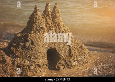 Sandcastle su una riva. Acqua, sabbia e luce. Fragile opera d'arte. Perla dell'architettura Foto Stock