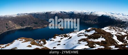 Paesaggi dei fiordi durante l'escursione al punto panoramico di Hananipa, Norvegia. Tempo di primavera. Foto Stock