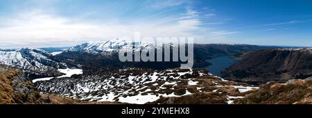 Paesaggi dei fiordi durante l'escursione al punto panoramico di Hananipa, Norvegia. Tempo di primavera. Foto Stock